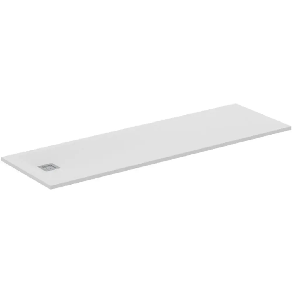 Weiße, flache Brausewanne von Ideal Standard. Rechteckige Form mit einem kleineren Ablaufbereich in der Ecke. Einfaches, minimalistisches Design.